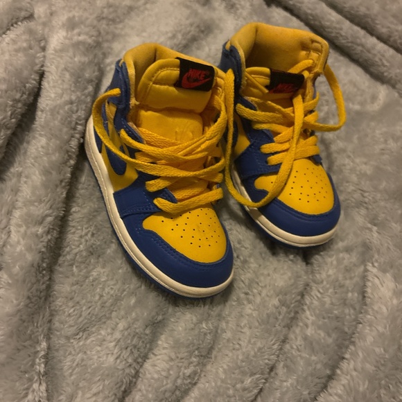 Jordan 1 blue & yellow size 7c - Picture 3 of 3